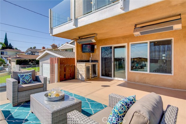 Such oversized decks are hard to find in Golden Hills! The ones that come with BEER TAP are especially rear!;)