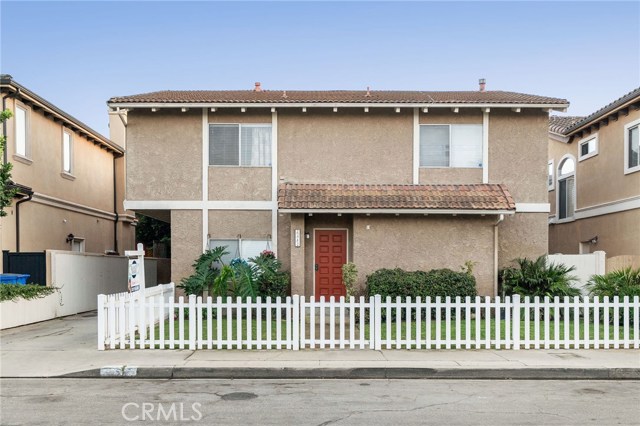 4 unit complex front has a yard
