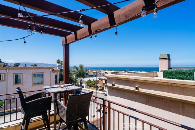 1715 Bayview Drive, Hermosa Beach, California 90254, 3 Bedrooms Bedrooms, ,2 BathroomsBathrooms,Residential,Sold,Bayview,SB17151823