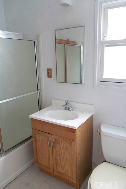 Upstairs Bathroom  Tub/Shower Combo.