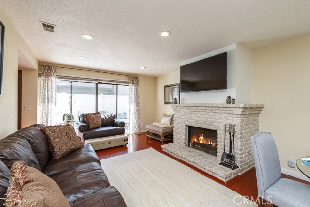 1140 Manhattan Beach Boulevard, Manhattan Beach, California 90266, 2 Bedrooms Bedrooms, ,3 BathroomsBathrooms,Residential,Sold,Manhattan Beach,SB17069886