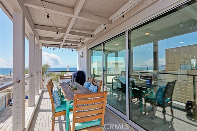 300 28th Street, Hermosa Beach, California 90254, 4 Bedrooms Bedrooms, ,4 BathroomsBathrooms,Residential,Sold,28th,SB18066666