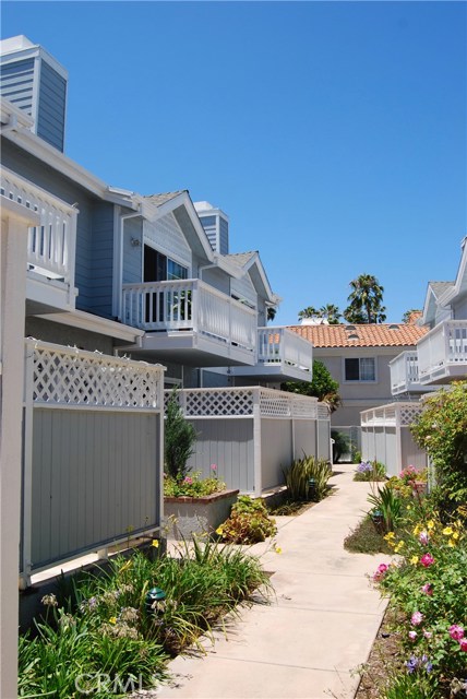 103 Broadway, Redondo Beach, California 90277, 2 Bedrooms Bedrooms, ,2 BathroomsBathrooms,Residential,Sold,Broadway,SB17146325