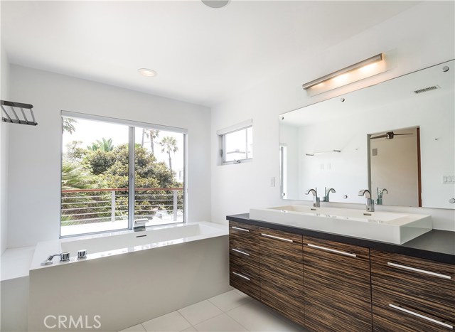36 15th Street, Hermosa Beach, California 90254, 4 Bedrooms Bedrooms, ,2 BathroomsBathrooms,Residential,Sold,15th,SB18172756