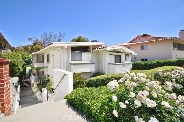 2575 Via Campesina Unit E is located in the charming Malaga Cove neighborhood of Palos Verdes Estates. This is a small 5 unit complex just moments away to Malaga Cove Plaza, and all it has to offer, as well as to the Malaga Cove Library, the beach, numerous parks, and the magnificent ocean bluffs.