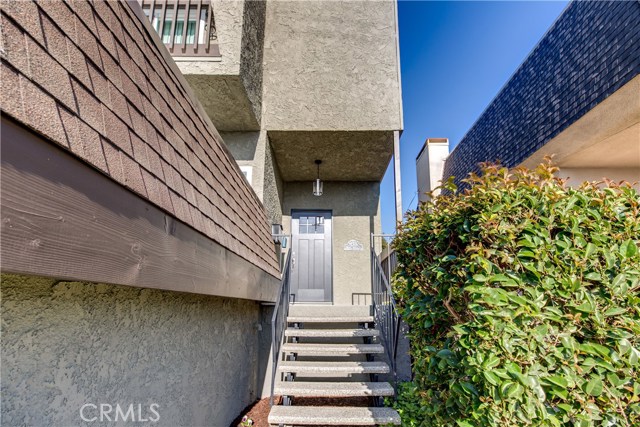 Fully upgraded, this gorgeous 4 bedroom, 2.5 bath, 1,829 sq ft Redondo Beach home is not to be missed.