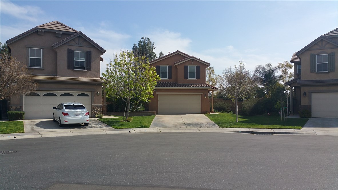 LOTS OF OPEN SPACE IN FRONT OF THE HOUSE! (THE PROPERTY IS IN THE MIDDLE!