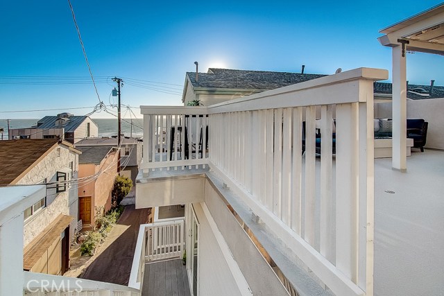 132 35th Place, Hermosa Beach, California 90254, 2 Bedrooms Bedrooms, ,2 BathroomsBathrooms,Residential,Sold,35th,SB19057826