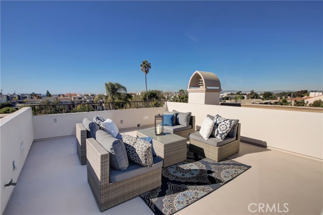 634 8th Place, Hermosa Beach, California 90254, 4 Bedrooms Bedrooms, ,2 BathroomsBathrooms,Residential,Sold,8th,SB20216281