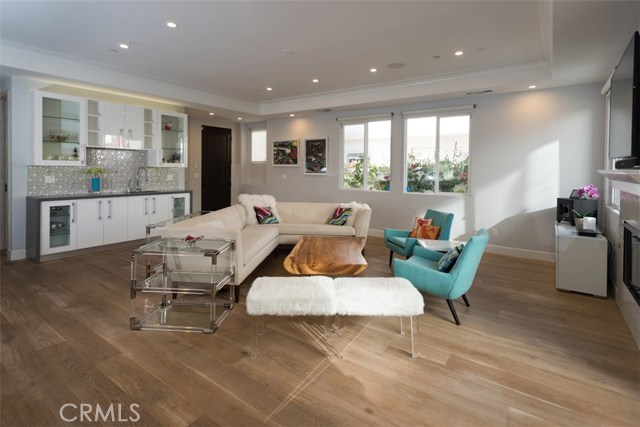 Light and bright with great details including wet bar for entertaining