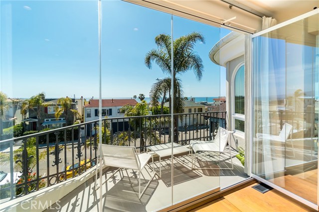 2524 Manhattan Avenue, Hermosa Beach, California 90254, 5 Bedrooms Bedrooms, ,3 BathroomsBathrooms,Residential,Sold,Manhattan,SB18096858