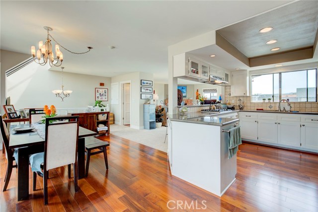 217 Helberta Avenue, Redondo Beach, California 90277, 3 Bedrooms Bedrooms, ,2 BathroomsBathrooms,Residential,Sold,Helberta,SB19082570