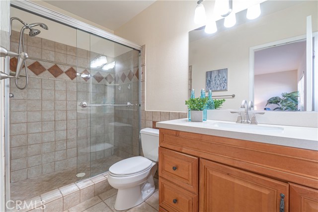 Master's Bathroom with upgraded granite counter