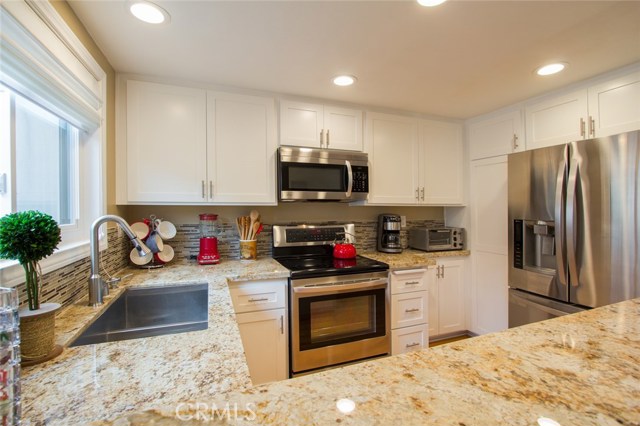 714 Irena Avenue, Redondo Beach, California 90277, 2 Bedrooms Bedrooms, ,3 BathroomsBathrooms,Residential,Sold,Irena,PV20136752