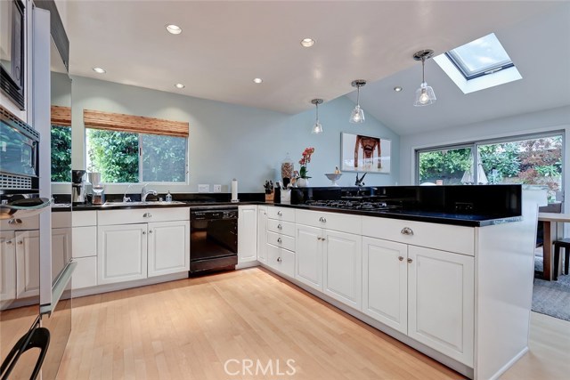 1212 Elm Avenue, Manhattan Beach, California 90266, 3 Bedrooms Bedrooms, ,2 BathroomsBathrooms,Residential,Sold,Elm,SB19051090