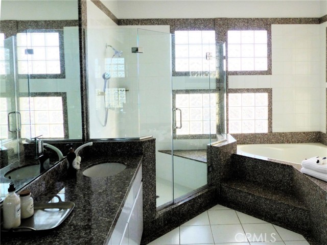Master bathroom with oversized shower, dual sinks and tub
