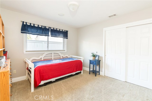 Bedroom 3 - Hunter blinds, built-in sound speakers, light dimmer & closet organizer Bedroom 3 - Hunter blinds, built-in sound speakers, light dimmer & closet organizer