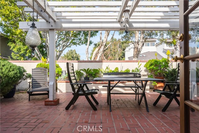 6 Dover Place, Manhattan Beach, California 90266, 3 Bedrooms Bedrooms, ,3 BathroomsBathrooms,Residential,Sold,Dover,SB21004410