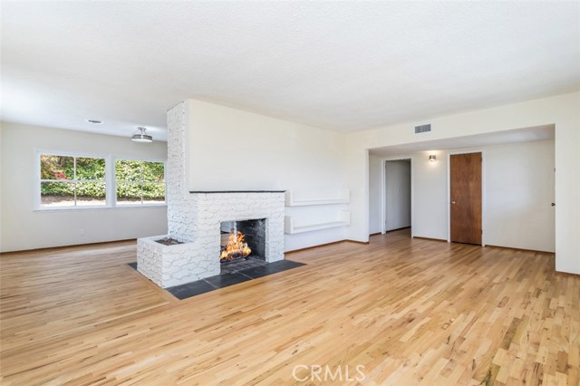 Living room with 2-way fireplace