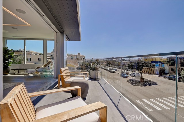 107 24th Street, Hermosa Beach, California 90254, 5 Bedrooms Bedrooms, ,2 BathroomsBathrooms,Residential,Sold,24th,SB18241912