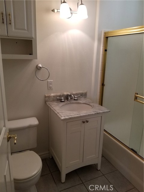 Downstairs full bath!