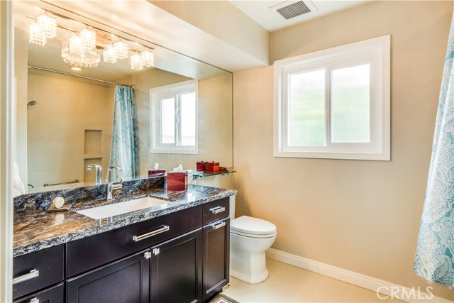 Upstairs Hall Bath with Tub/Shower Combo