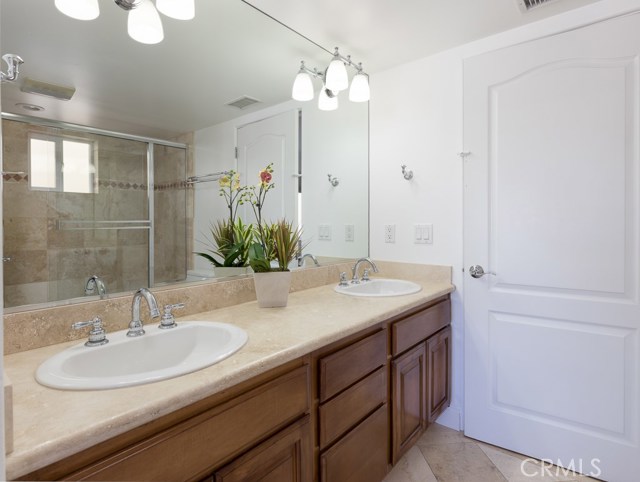 Bathroom between main floor bedrooms