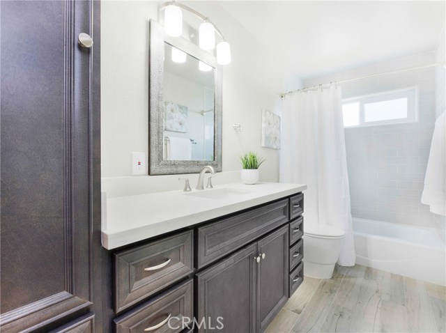 Remodeled guest bath (upstairs)