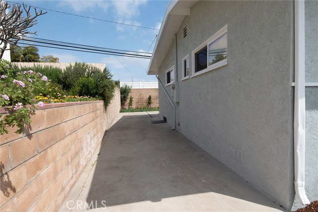 SIDE DRIVEWAY IS APPROX 8' WIDE