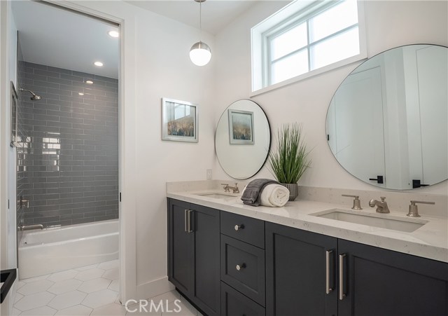 913 5th Street, Hermosa Beach, California 90254, 4 Bedrooms Bedrooms, ,3 BathroomsBathrooms,Residential,Sold,5th,SB19171700