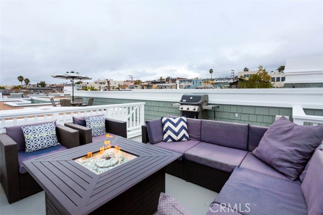 125 4th Street, Hermosa Beach, California 90254, 4 Bedrooms Bedrooms, ,3 BathroomsBathrooms,Residential,Sold,4th,SB18054270