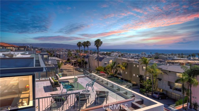 1530 Manhattan Avenue, Hermosa Beach, California 90254, 4 Bedrooms Bedrooms, ,3 BathroomsBathrooms,Residential,Sold,Manhattan,SB17147008