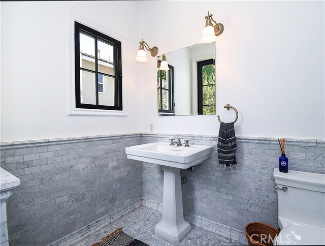 Downstairs bedroom's ensuite bathroom.