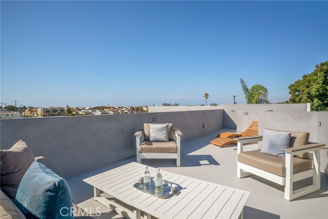 635 7th Street, Hermosa Beach, California 90254, 4 Bedrooms Bedrooms, ,4 BathroomsBathrooms,Residential,Sold,7th,SB18259445