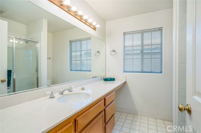 Upstairs Full Hall Bathroom