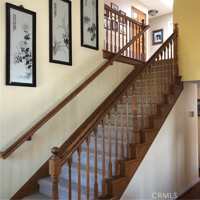 Wide staircase to the upstairs bedrooms...