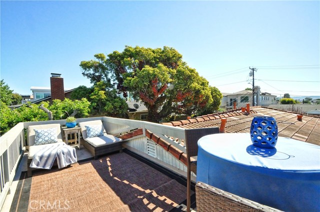 1133 8th Street, Hermosa Beach, California 90254, 3 Bedrooms Bedrooms, ,1 BathroomBathrooms,Residential,Sold,8th,SB18253639