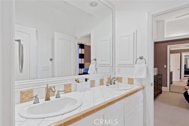 Adjoining bathroom between bedrooms 2 and 3.