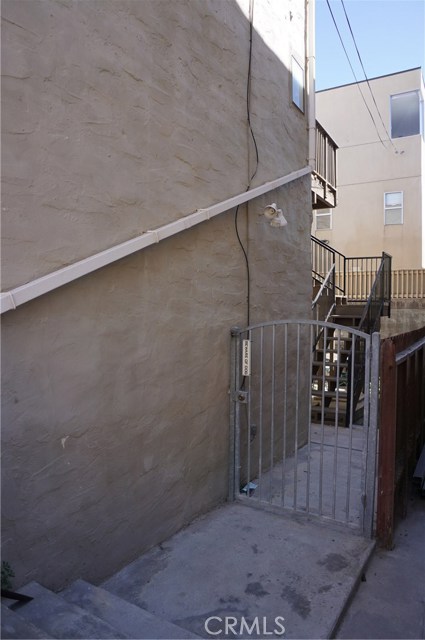 Entrance to back & 1-bed/1-bath upstairs