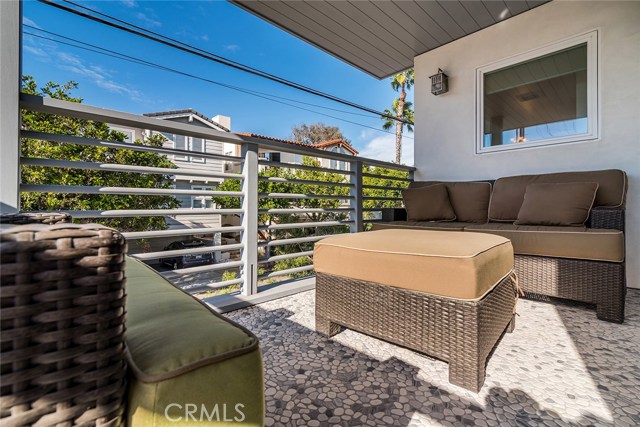 1072 7th Street, Hermosa Beach, California 90254, 4 Bedrooms Bedrooms, ,3 BathroomsBathrooms,Residential,Sold,7th,SB19164165