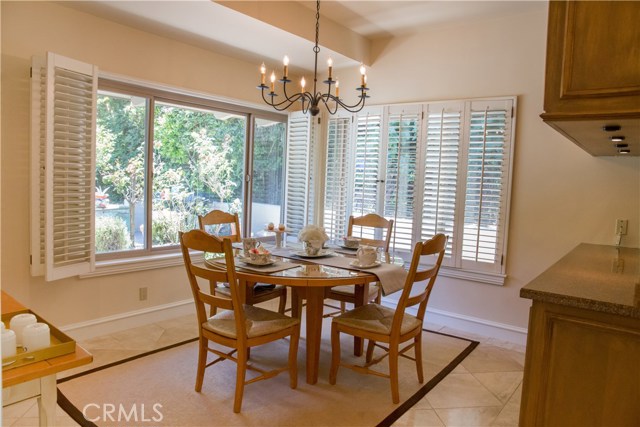 Separate eating area in the kitchen with view to garden area