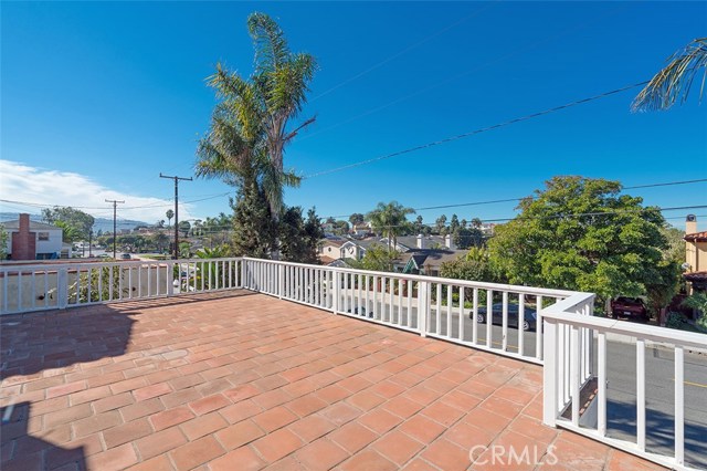 512 Juanita Avenue, Redondo Beach, California 90277, 5 Bedrooms Bedrooms, ,3 BathroomsBathrooms,Residential,Sold,Juanita,SB17255407