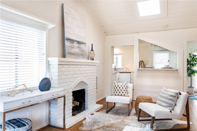 325 4th Street, Manhattan Beach, California 90266, 2 Bedrooms Bedrooms, ,1 BathroomBathrooms,Residential,Sold,4th,SB19080126