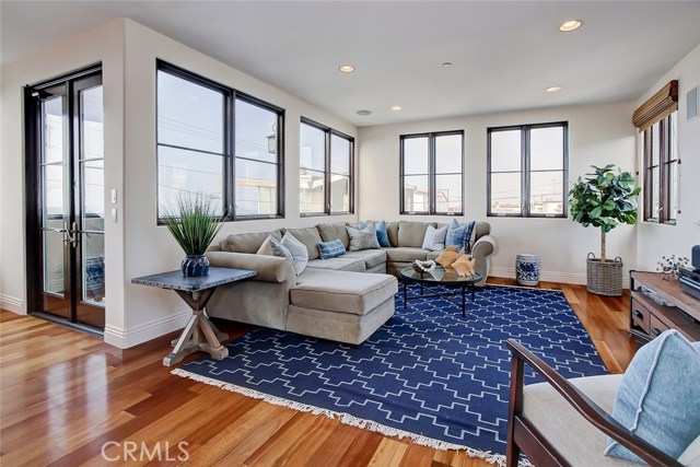 320 33rd Place, Manhattan Beach, California 90266, 3 Bedrooms Bedrooms, ,3 BathroomsBathrooms,Residential,Sold,33rd,SB21043576