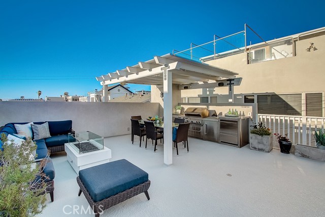 132 35th Place, Hermosa Beach, California 90254, 2 Bedrooms Bedrooms, ,2 BathroomsBathrooms,Residential,Sold,35th,SB19057826