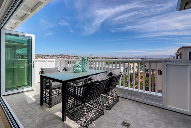 702 Loma Drive, Hermosa Beach, California 90254, 3 Bedrooms Bedrooms, ,3 BathroomsBathrooms,Residential,Sold,Loma,SB18137124