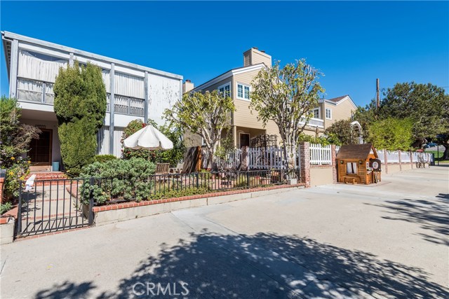 501 8th Street, Manhattan Beach, California 90266, 3 Bedrooms Bedrooms, ,2 BathroomsBathrooms,Residential,Sold,8th,SB18037612