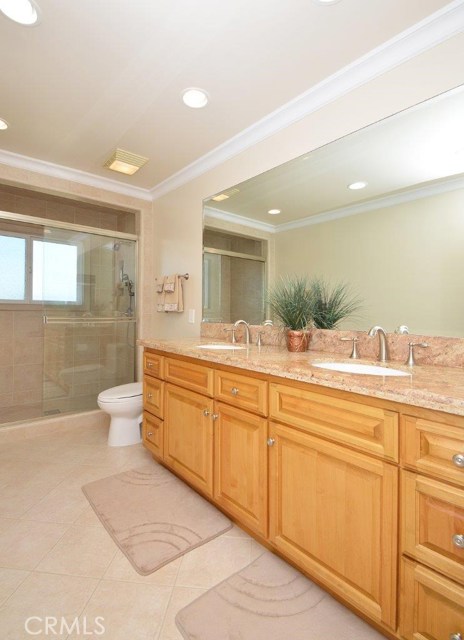 Master bath with dual sinks.