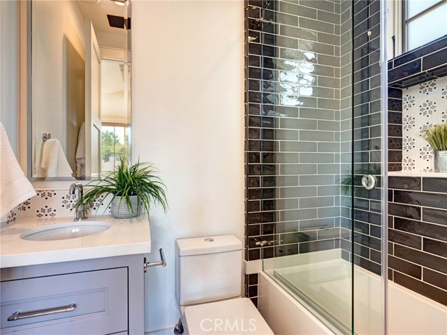 En-suite bathroom with shower/tub combo (Juliet balcony room).