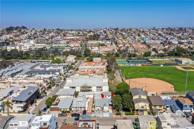 1040 Loma Drive, Hermosa Beach, California 90254, 3 Bedrooms Bedrooms, ,Residential,Sold,Loma,SB19091151